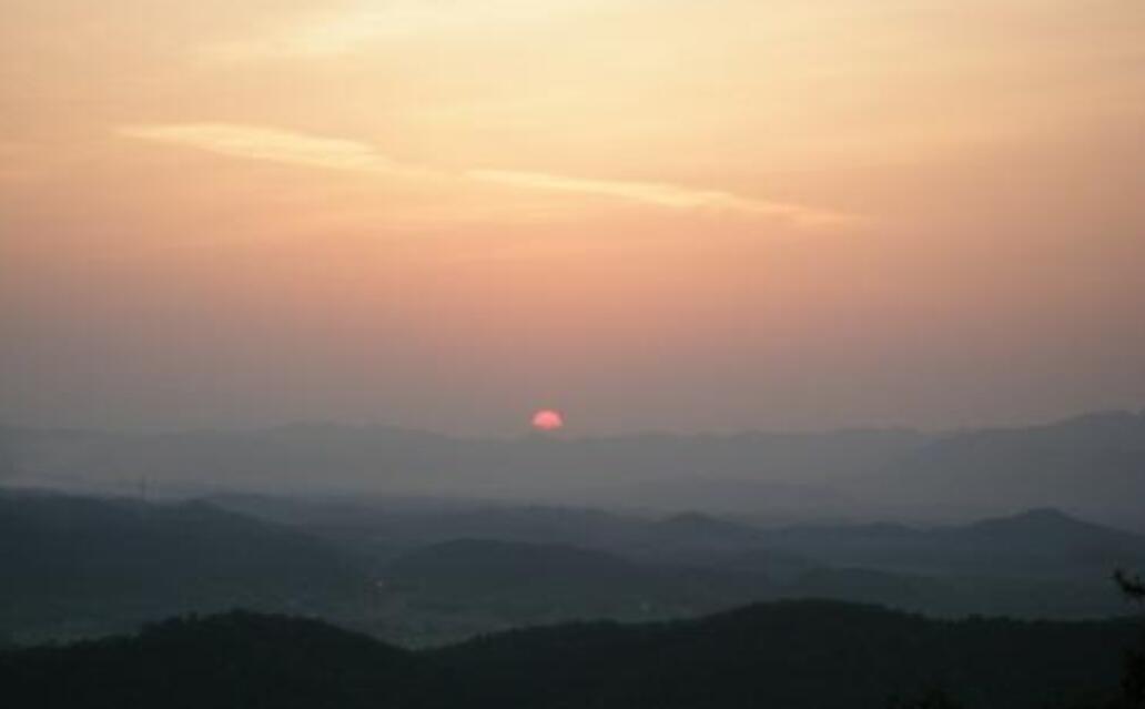 夕阳下的远山.jpg