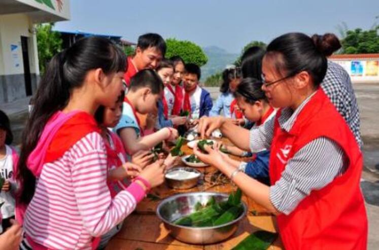 在学校包粽子.jpg 在学校包粽子.jpg