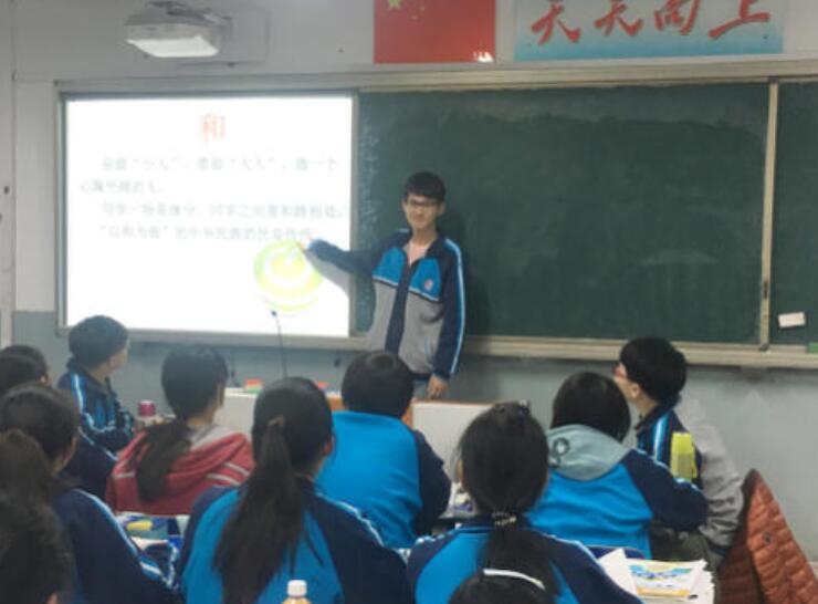 发生在学校里的一件事作文400字