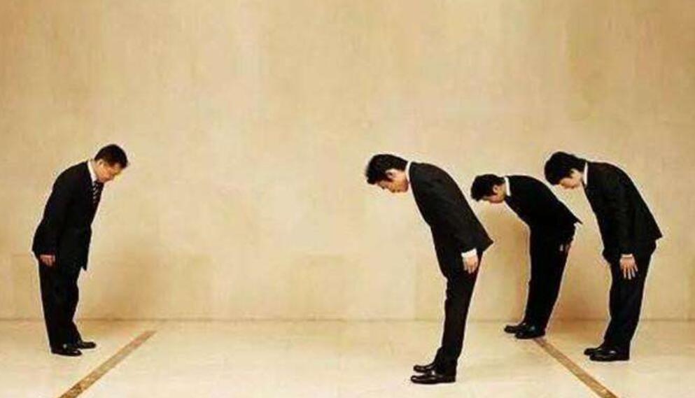 弯腰也是一种智慧作文600字