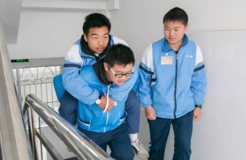 热心肠的同桌作文450字