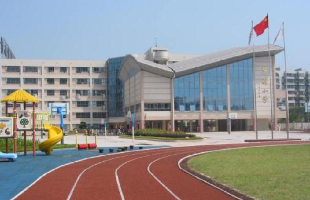 校园一景作文700字初二