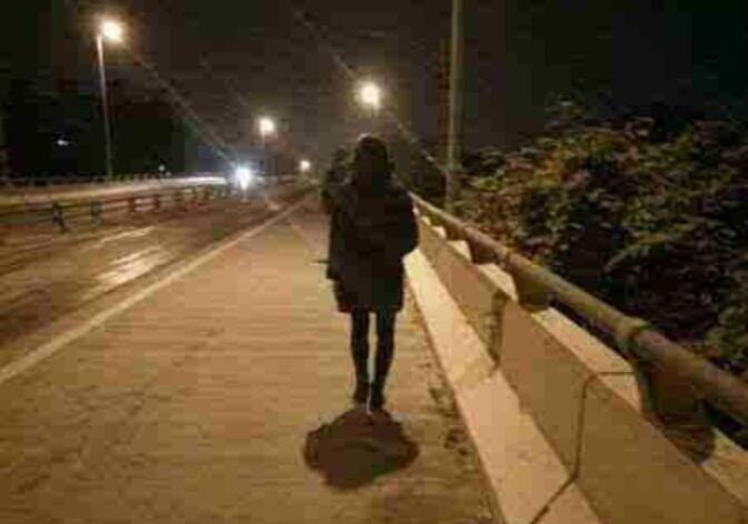独自走夜路.jpg