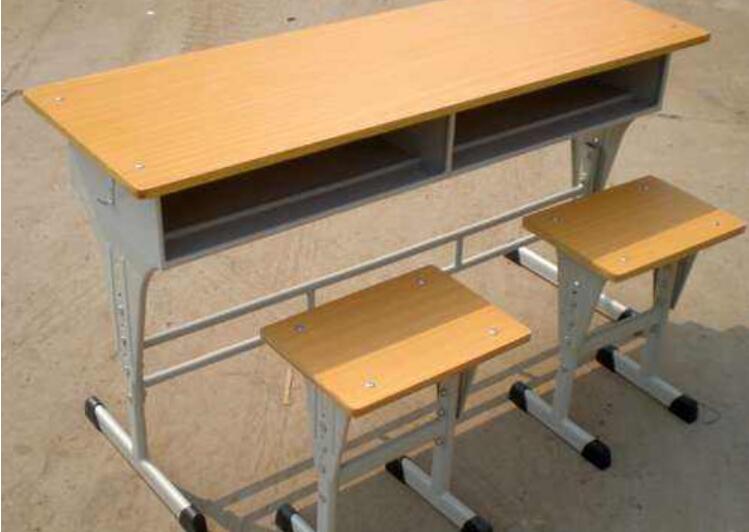 一张学生用的课桌.jpg