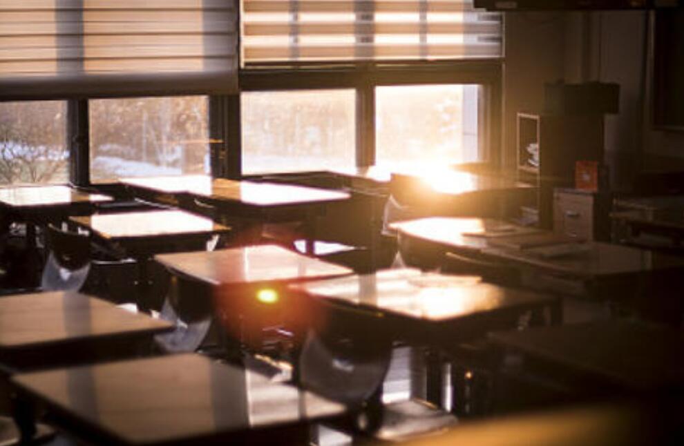 夜晚的教室.jpg 夜晚的教室.jpg