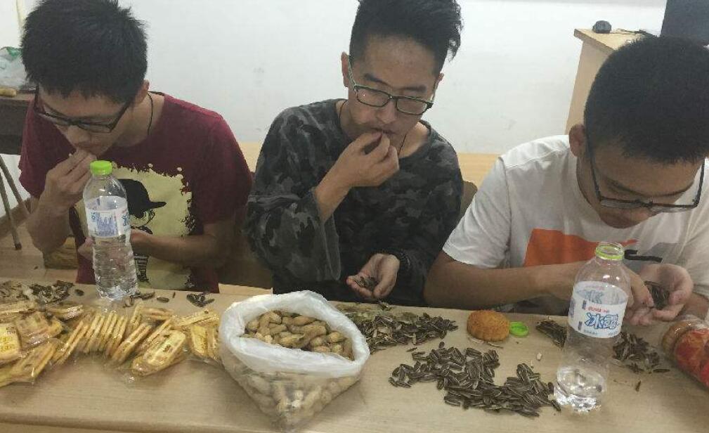 难忘的嗑瓜子比赛.jpg 难忘的嗑瓜子比赛.jpg