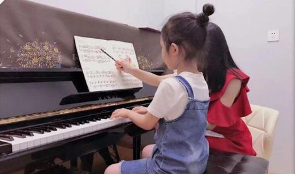 六年级我的拿手好戏弹钢琴作文600字