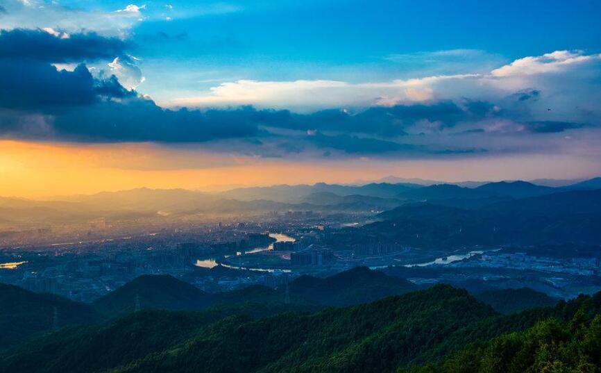 夜幕降临教室里的童话故事.jpg 夜幕降临教室里的童话故事.jpg