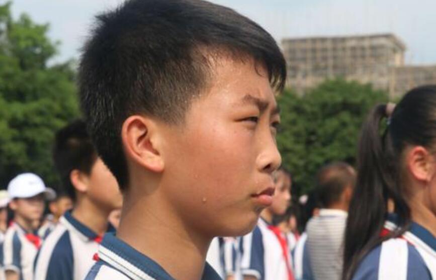 难忘那坚毅的眼神作文800字初中