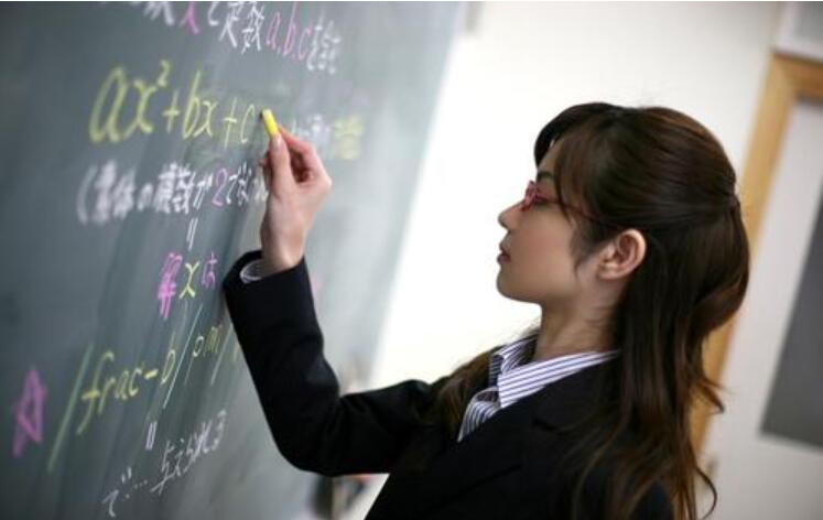 我喜欢的一位老师600字作文初中