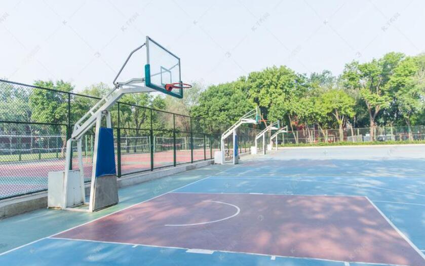 学校的篮球场.jpg