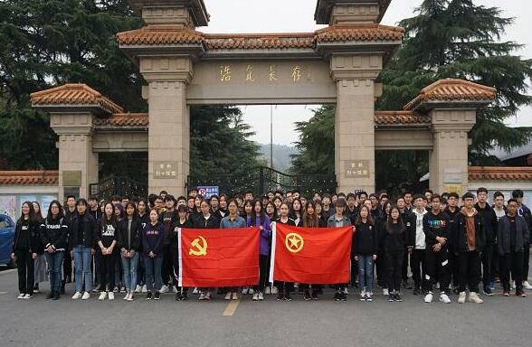 参观烈士陵园.jpg 参观烈士陵园.jpg