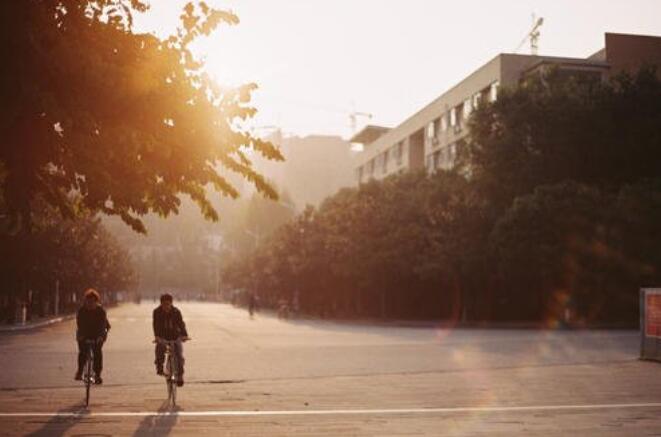 傍晚的校园.jpg 傍晚的校园.jpg