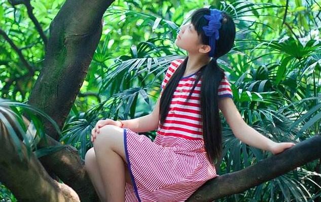 《最离奇的小姑娘》.jpg 《最离奇的小姑娘》.jpg