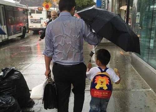 爸爸的感动-五年级写人的a href=