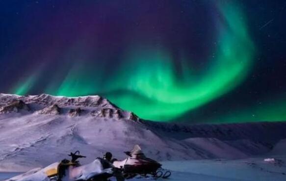 《游泳去看北极光》.jpg 《游泳去看北极光》.jpg