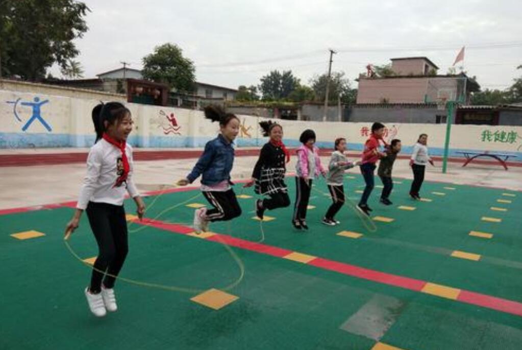 多彩的课间活动.jpg 多彩的课间活动.jpg