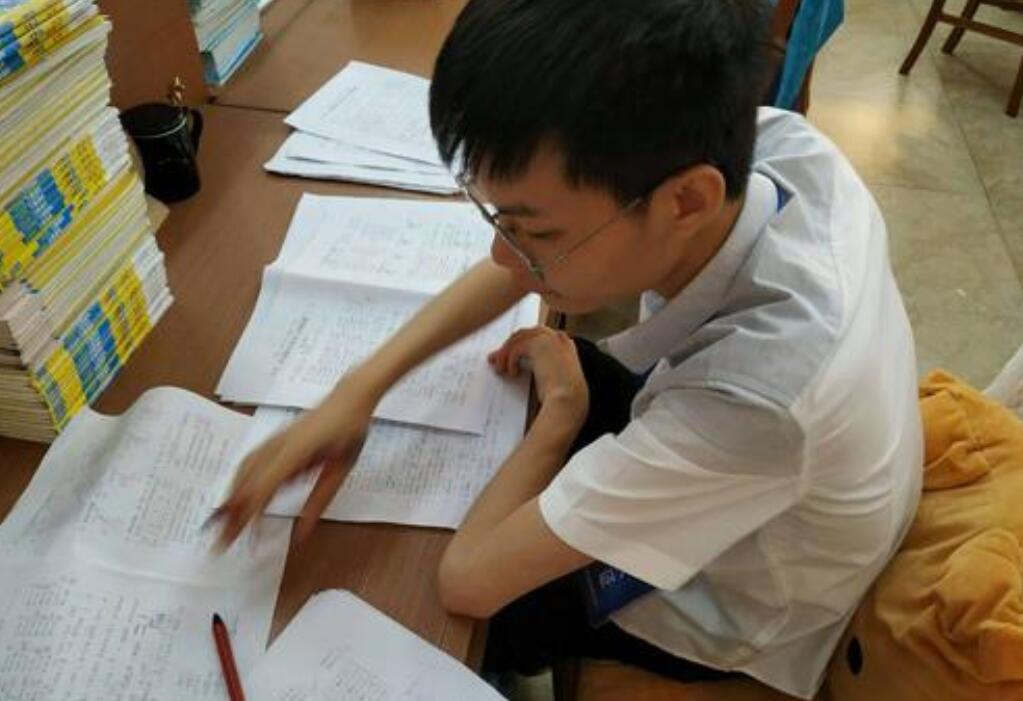 老师发试卷.jpg 老师发试卷.jpg