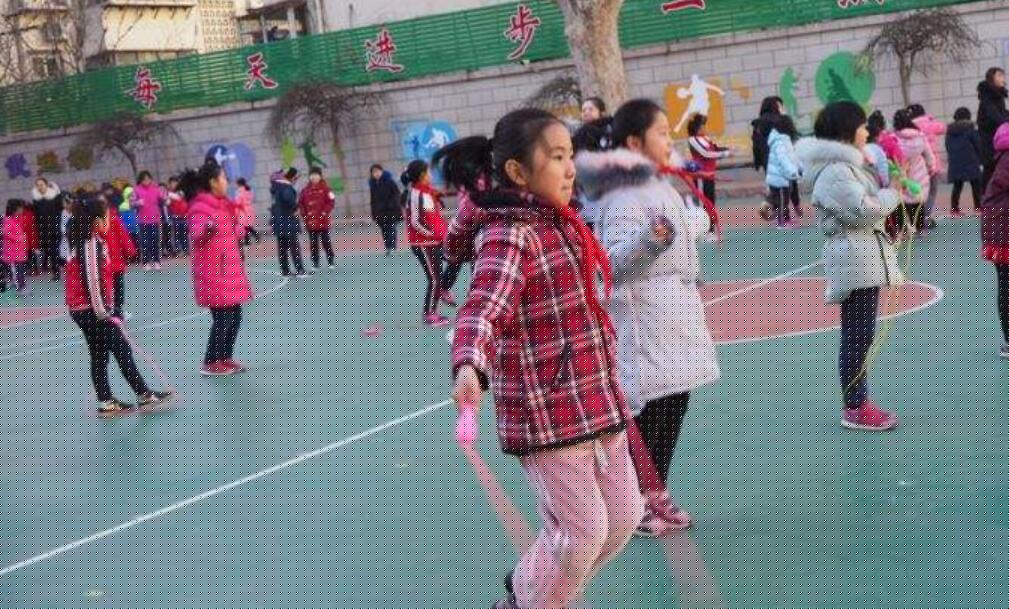 去操场跳长绳.jpg