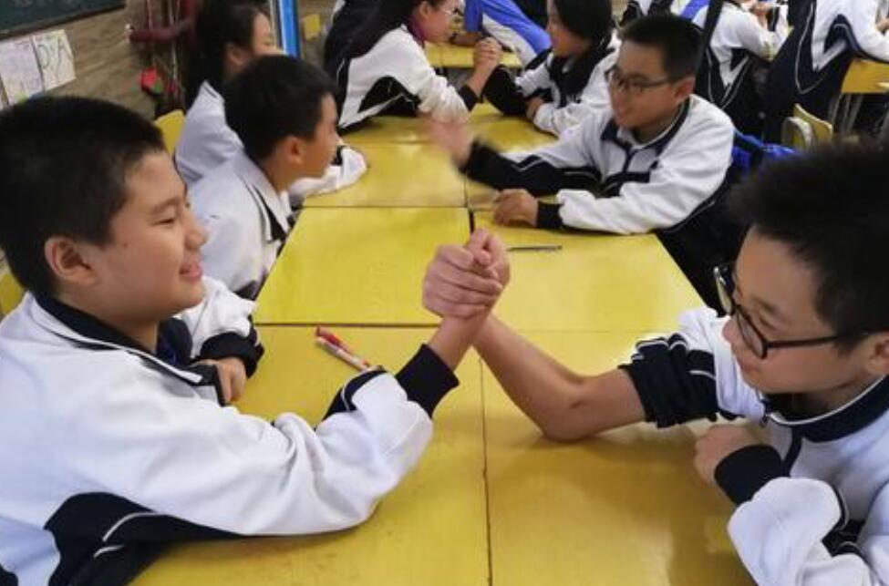 掰手腕比赛.jpg 掰手腕比赛.jpg