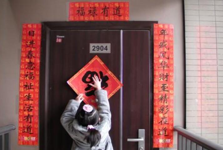 贴春联.jpg
