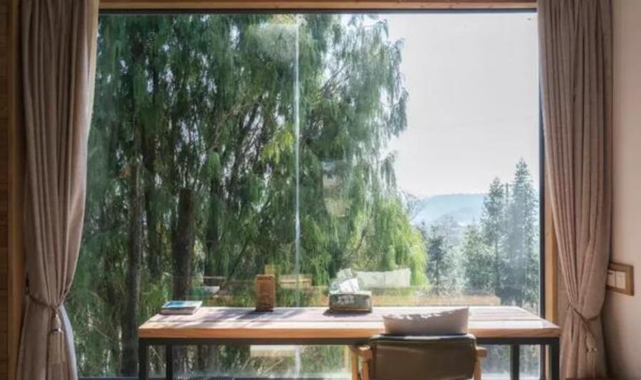 窗外即景.jpg 窗外即景.jpg