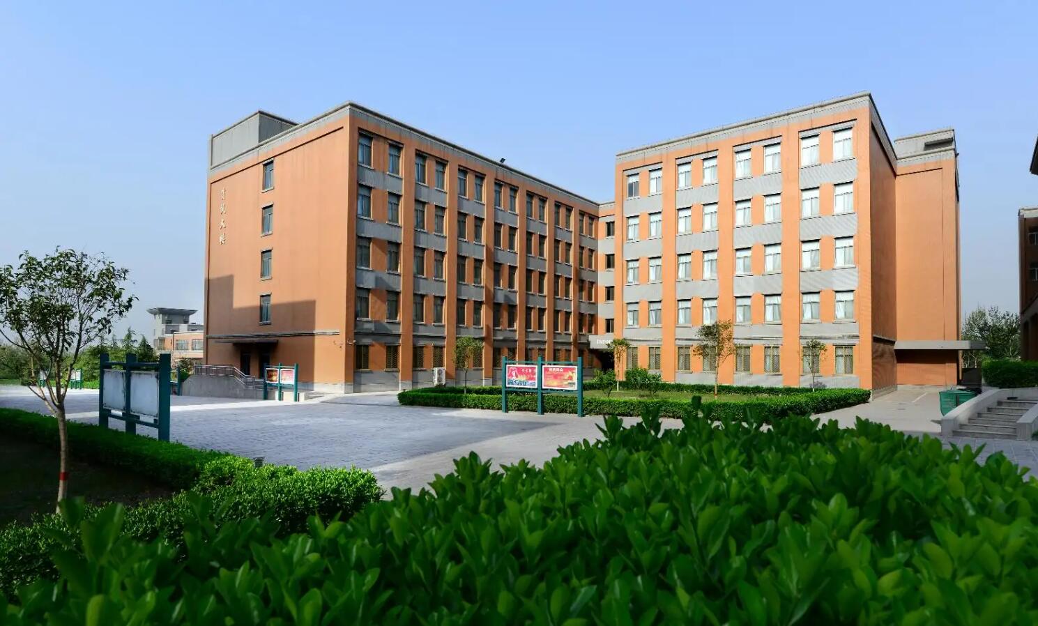 学院.jpg 学院.jpg
