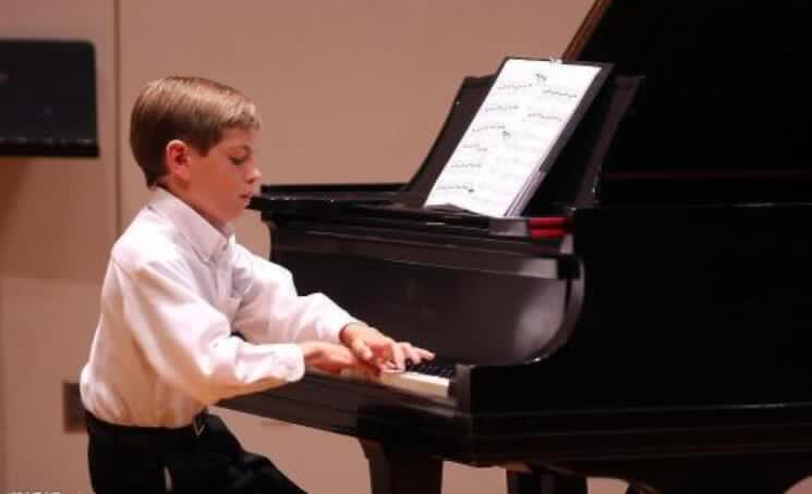 弹钢琴.jpg 弹钢琴.jpg