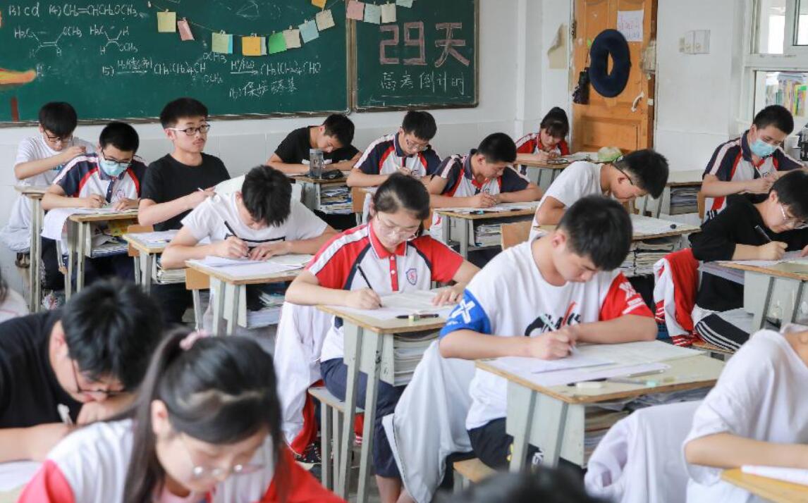 学校里的考场.jpg 学校里的考场.jpg