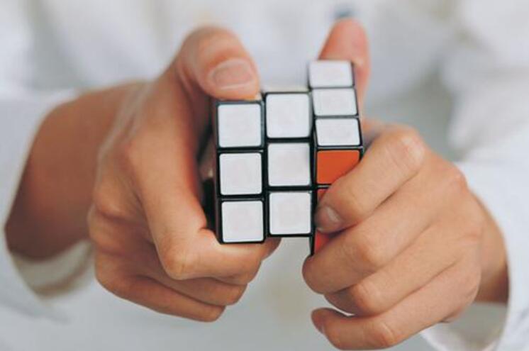 玩魔方.jpg