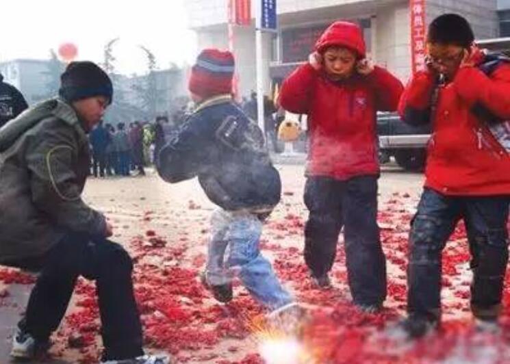 第一次放鞭炮.jpg 第一次放鞭炮.jpg