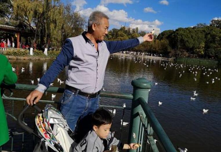 奶奶带我去翠湖公园游玩.jpg 奶奶带我去翠湖公园游玩.jpg