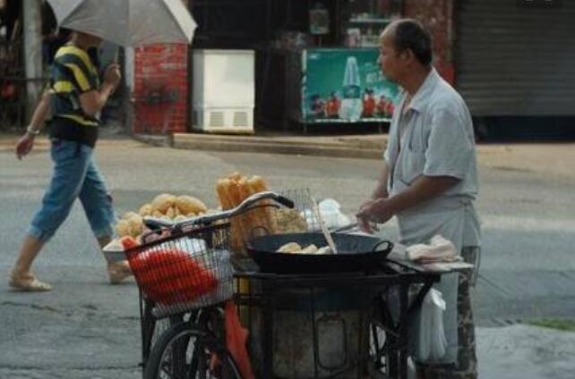 卖油条店的老板是一位年迈的老头.jpg