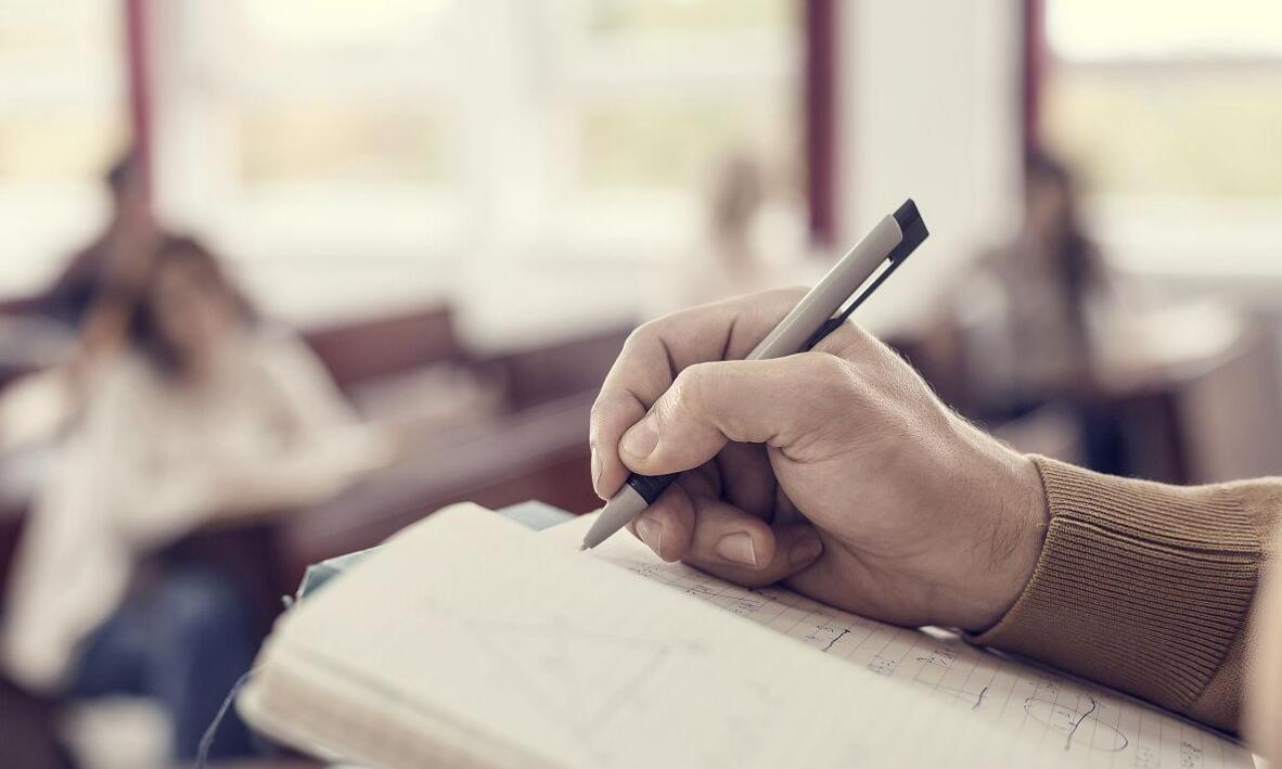 写事的学生.jpg 写事的学生.jpg