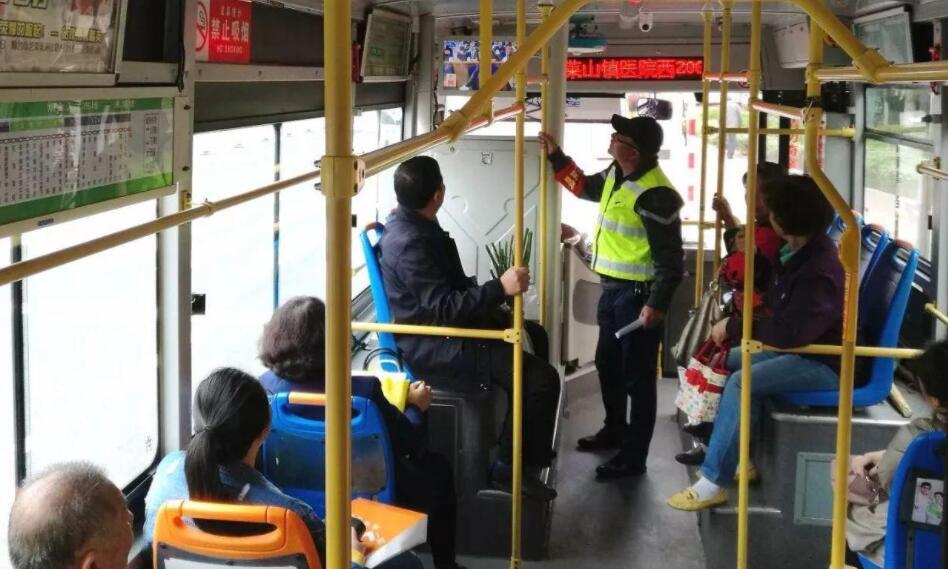 公交车上.jpg