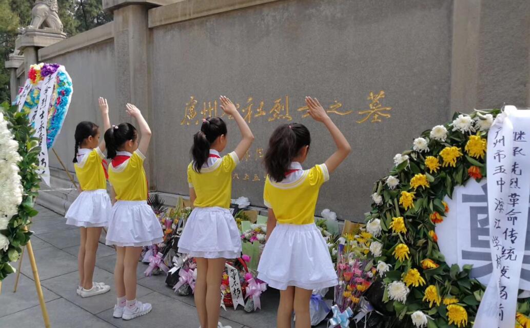 烈士陵园祭奠英烈.jpg 烈士陵园祭奠英烈.jpg