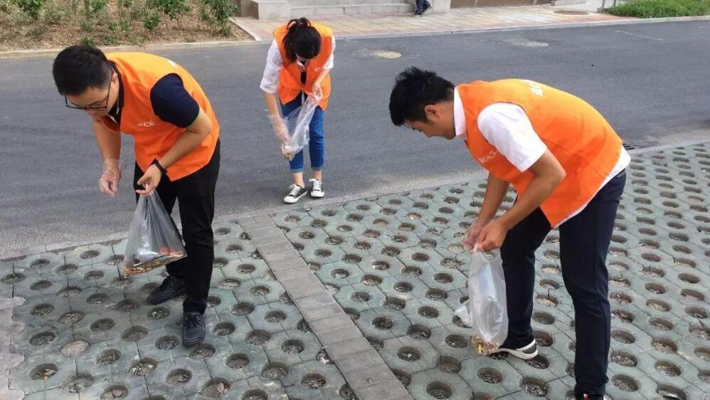 捡烟头.jpg 捡烟头.jpg