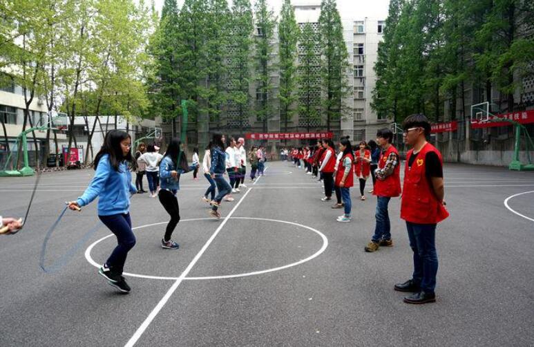 跳绳比赛.jpg 跳绳比赛.jpg