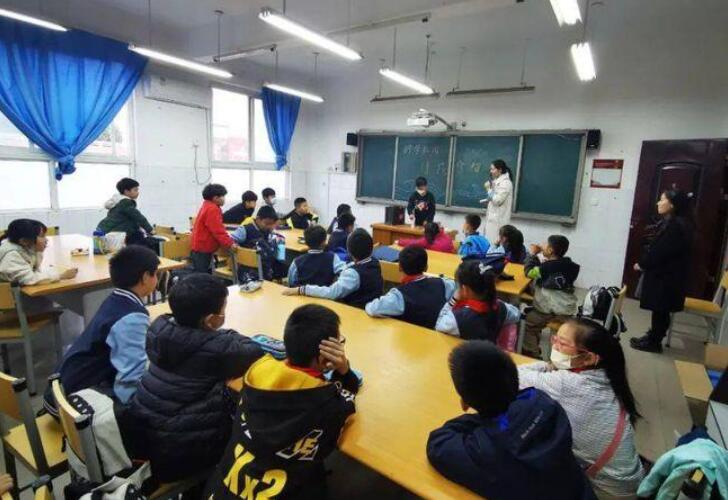 教室里的争论.jpg 教室里的争论.jpg