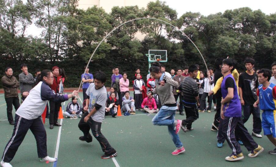 激烈的跳绳比赛.jpg