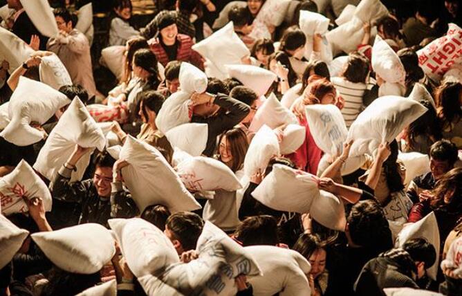 枕头大战.jpg 枕头大战.jpg