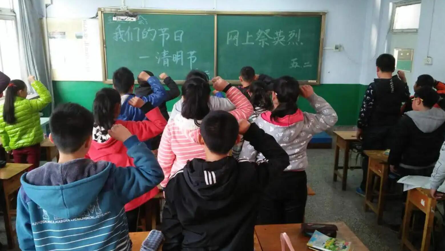 小学生清明节.jpg 小学生清明节.jpg