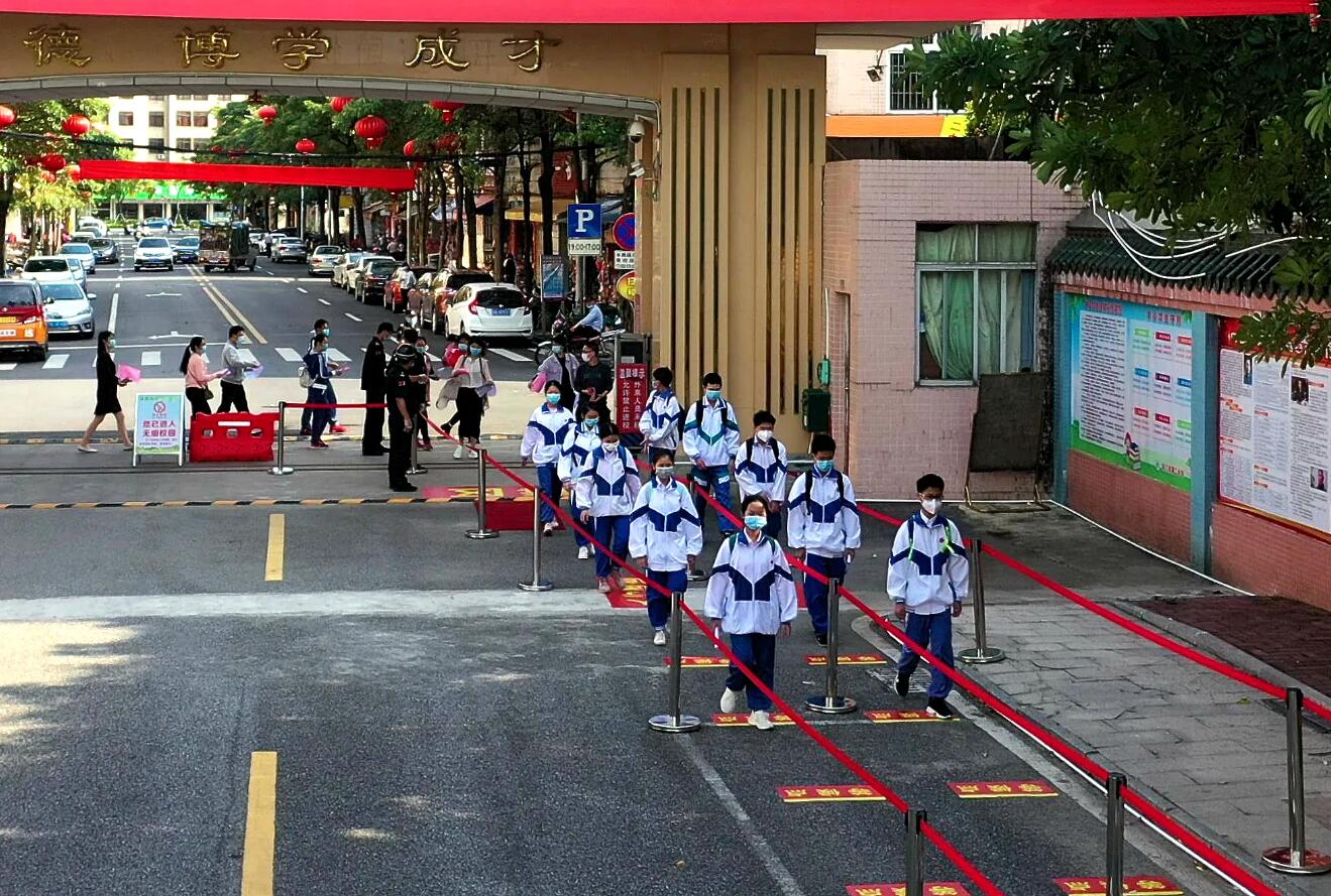 初中生开学.jpg 初中生开学.jpg