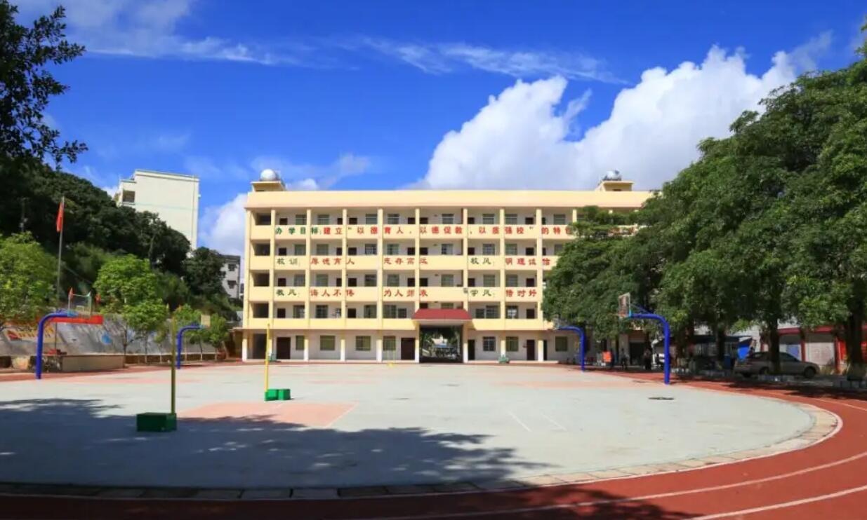 母校初中.jpg 母校初中.jpg